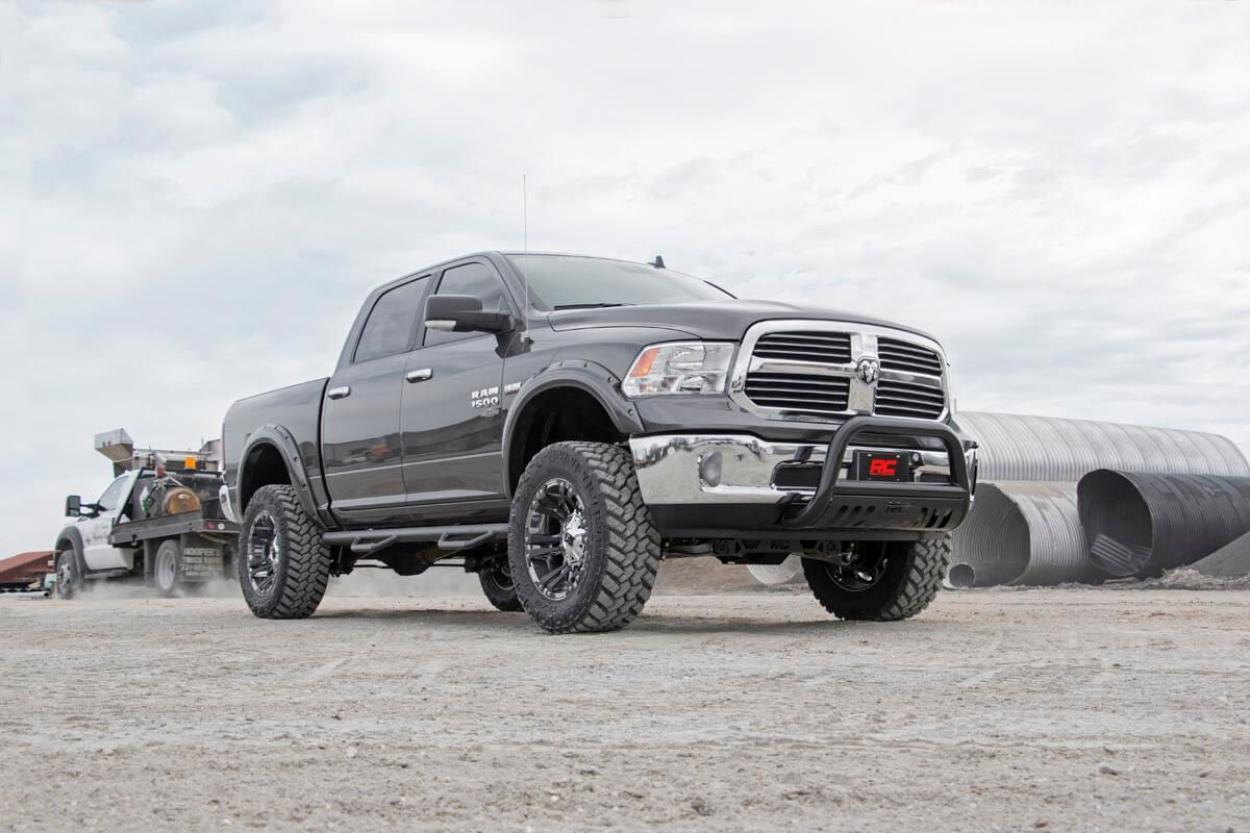 Ram 1500 DS con kit de refuerzo de suspensión Rough Country de 6