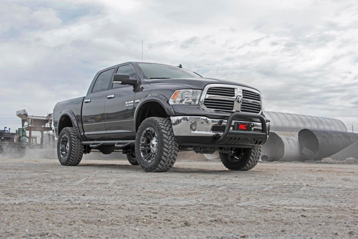 Ram 1500 DS con kit de refuerzo de suspensión Rough Country de 6