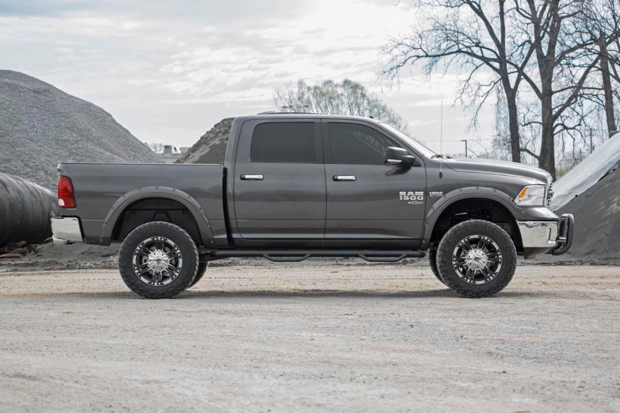 Ram 1500 DS con kit de refuerzo de suspensión Rough Country de 6