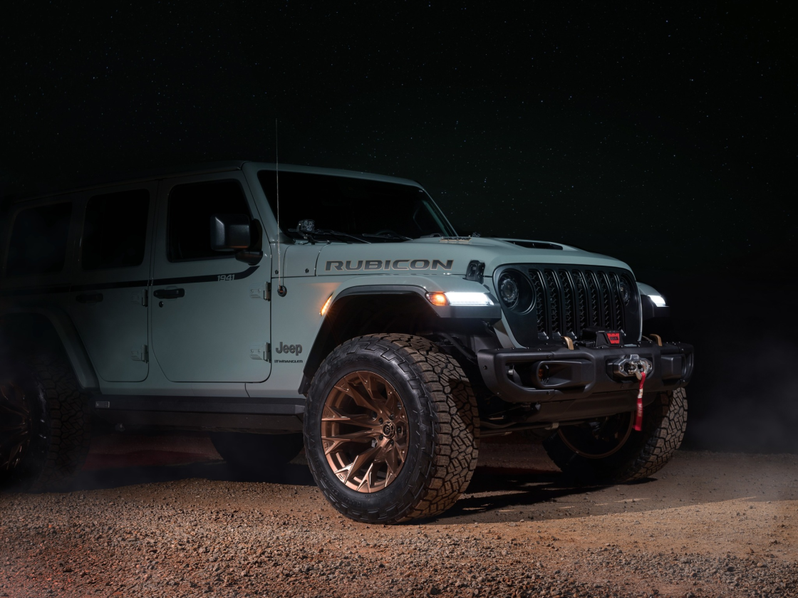Jeep Wrangler JL Rubicon med Fuel Flame Platinum Bronze-felger og 10-årsjubileumsstøtfanger