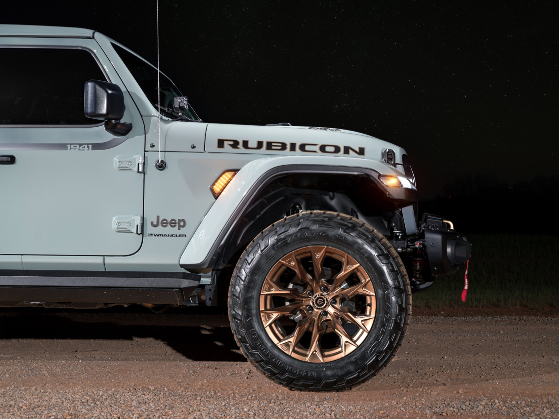 Jeep Wrangler JL Rubicon med Fuel Flame Platinum Bronze-felger og 10-årsjubileumsstøtfanger