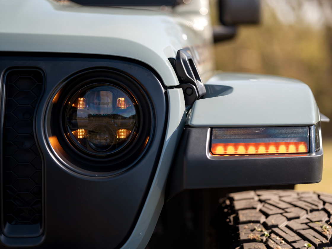 Jeep Wrangler JL Rubicon med Fuel Flame Platinum Bronze-felger og 10-årsjubileumsstøtfanger