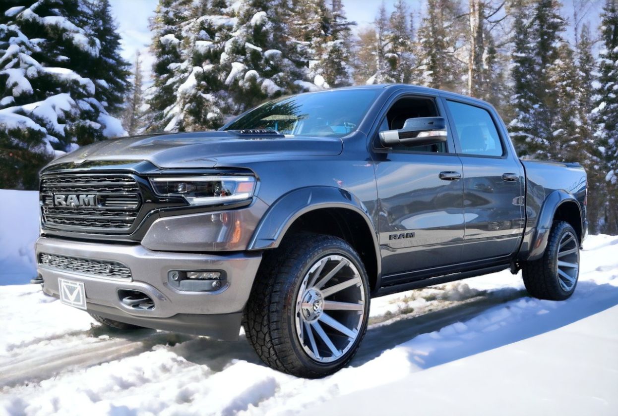 Ram 1500 DT, jossa on Fuel Contra Platinum 22x12 -vanteet ja Bushwacker DRT -lokasuojan jatke.