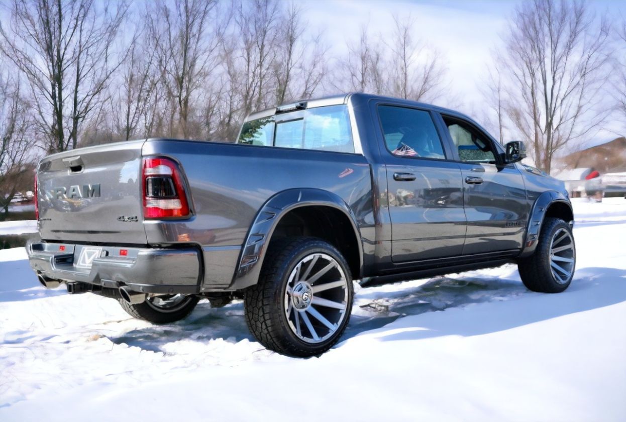 Ram 1500 DT, jossa on Fuel Contra Platinum 22x12 -vanteet ja Bushwacker DRT -lokasuojan jatke.
