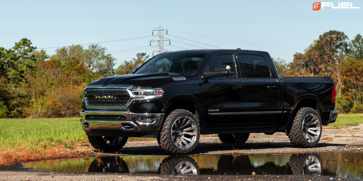 Ram 1500 DT con llantas Fuel Blitz Platinum 22x12 -44
