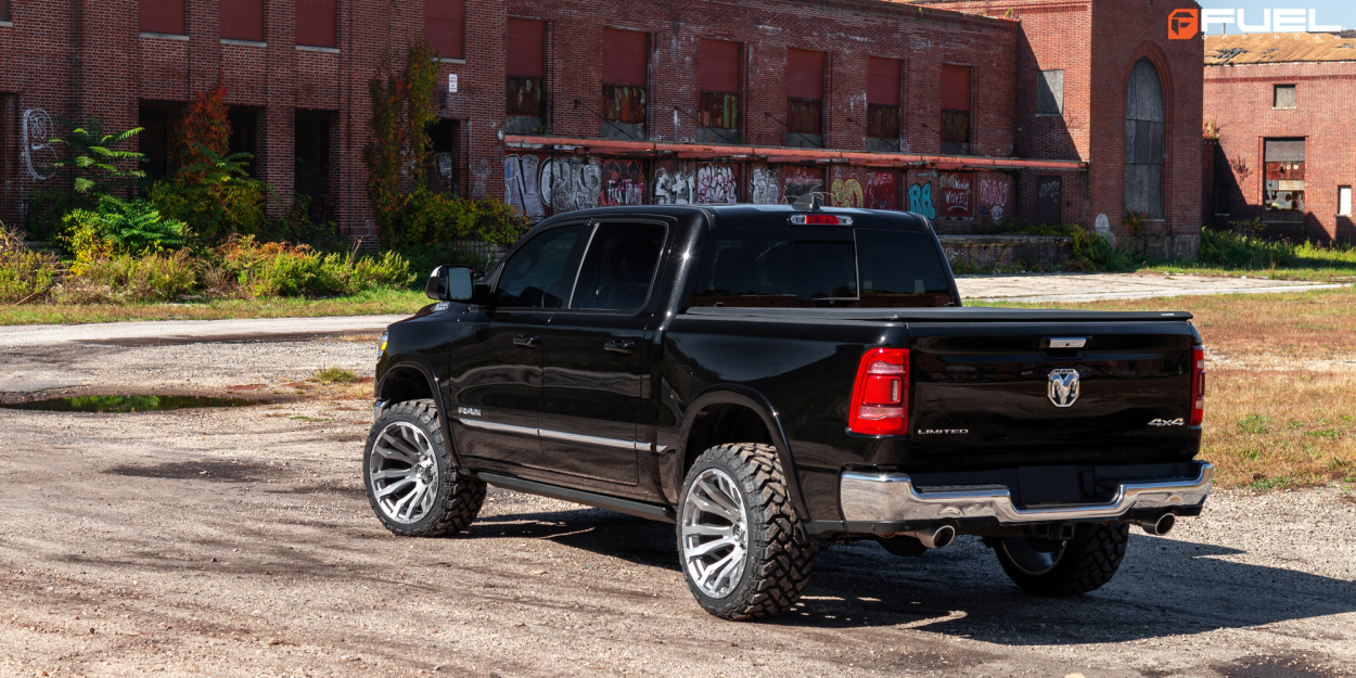 Ram 1500 DT con llantas Fuel Blitz Platinum 22x12 -44