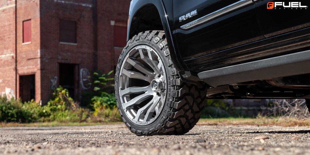 Ram 1500 DT con llantas Fuel Blitz Platinum 22x12 -44
