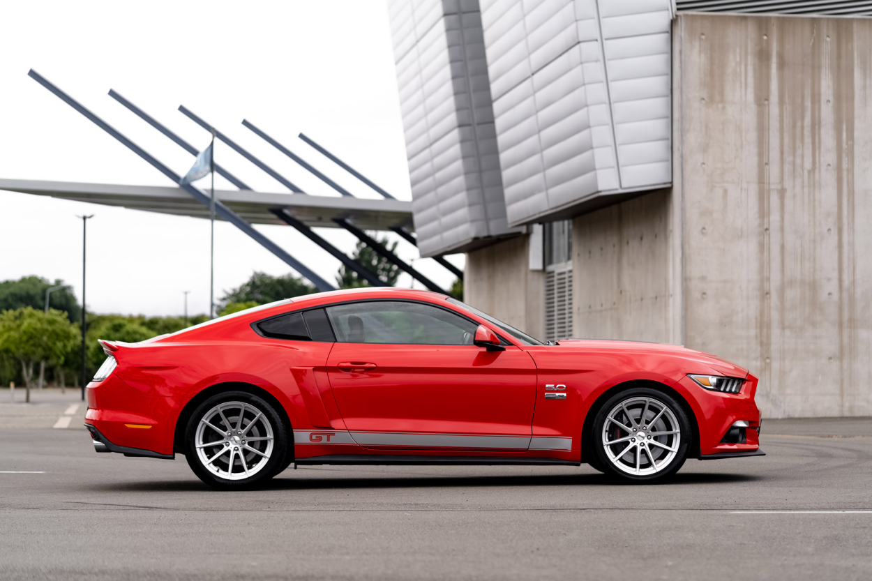 Ford Mustang Coupe mit Tsw Bathurst-Felgen
