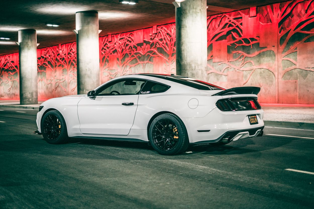 2017 Ford Mustang Coupe med 19-tommers matt sorte Tsw Sebring-felger