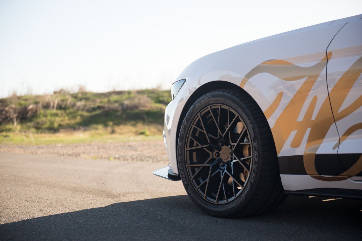 2017 Ford Mustang Coupe med 19-tommers matt sorte Tsw Sebring-felger