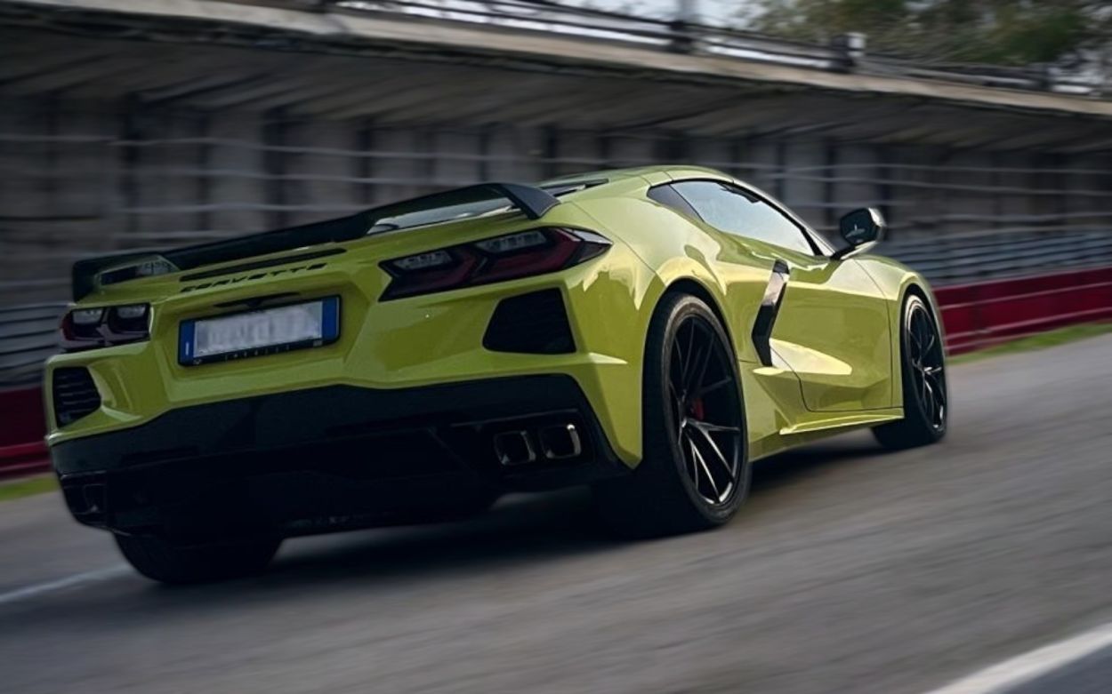Corvette C8 Accelerate Yellow with Niche Misano rims: the customization signed Vallistore