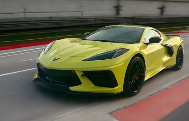 Corvette C8 Accelerate Yellow con cerchi Niche Misano: la personalizzazione firmata Vallistore