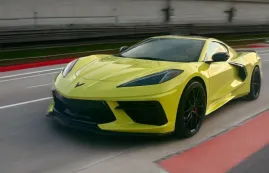 Corvette C8 Accelerate Yellow con cerchi Niche Misano: la personalizzazione firmata Vallistore