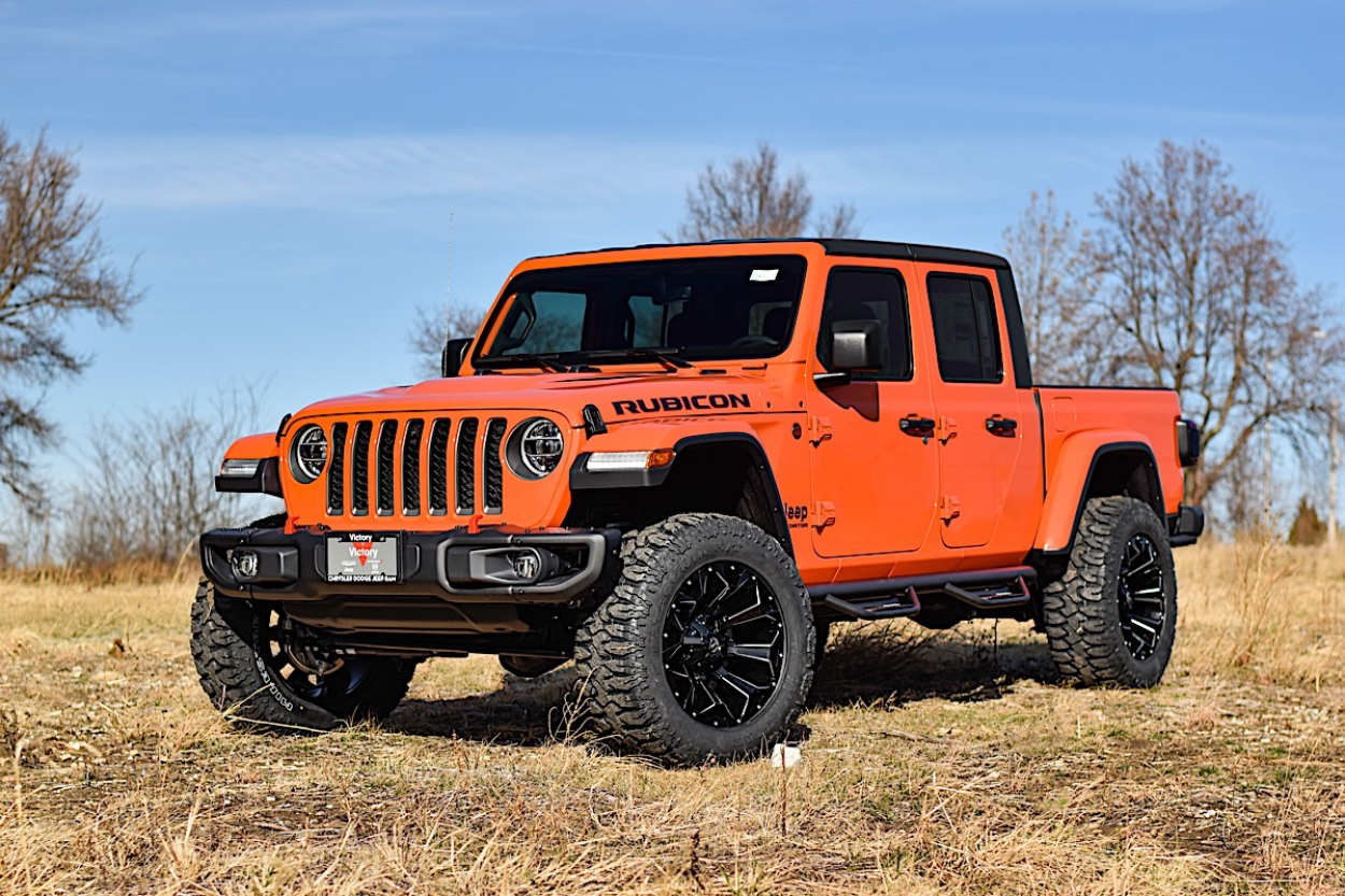 Jeep Gladiator JT Rubicon 20-tuumaisilla Fuel Assault -vanteilla varustettuna