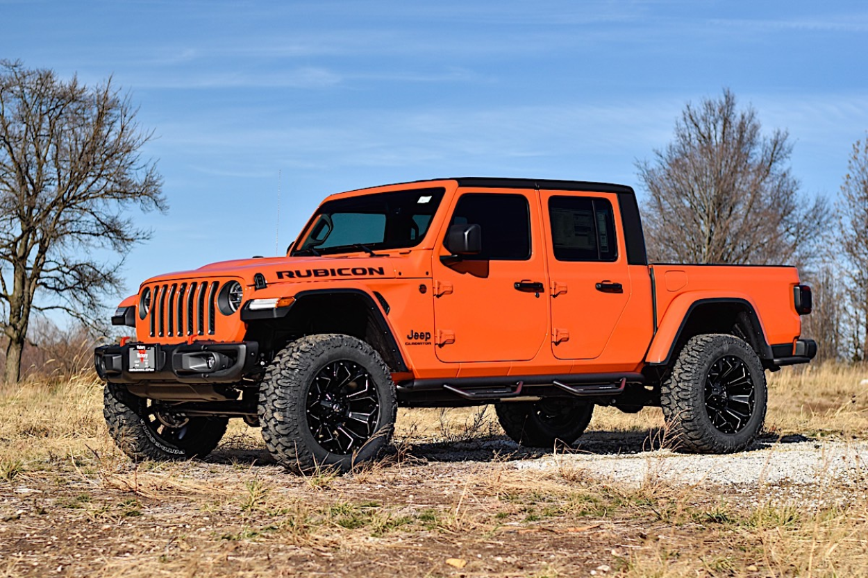 Jeep Gladiator JT Rubicon 20-tuumaisilla Fuel Assault -vanteilla varustettuna