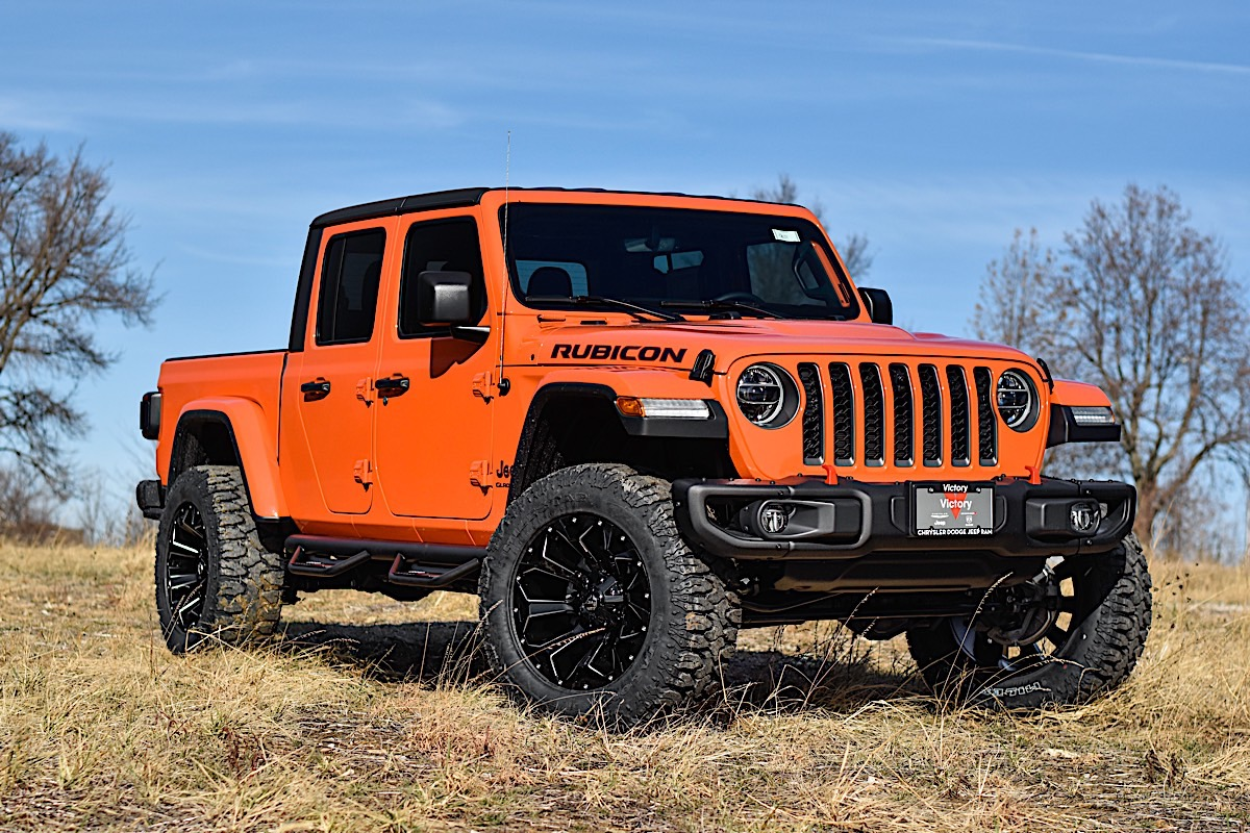 Jeep Gladiator JT Rubicon 20-tuumaisilla Fuel Assault -vanteilla varustettuna