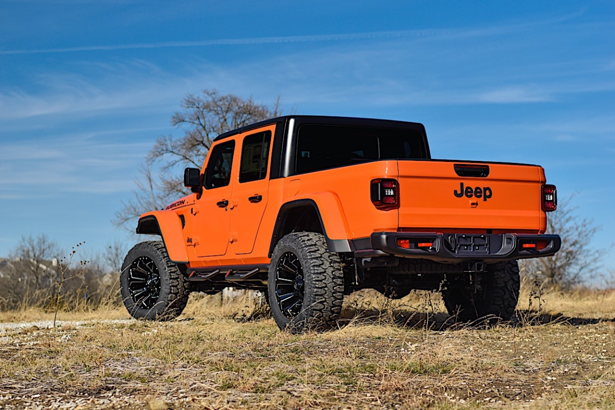 Jeep Gladiator JT Rubicon 20-tuumaisilla Fuel Assault -vanteilla varustettuna