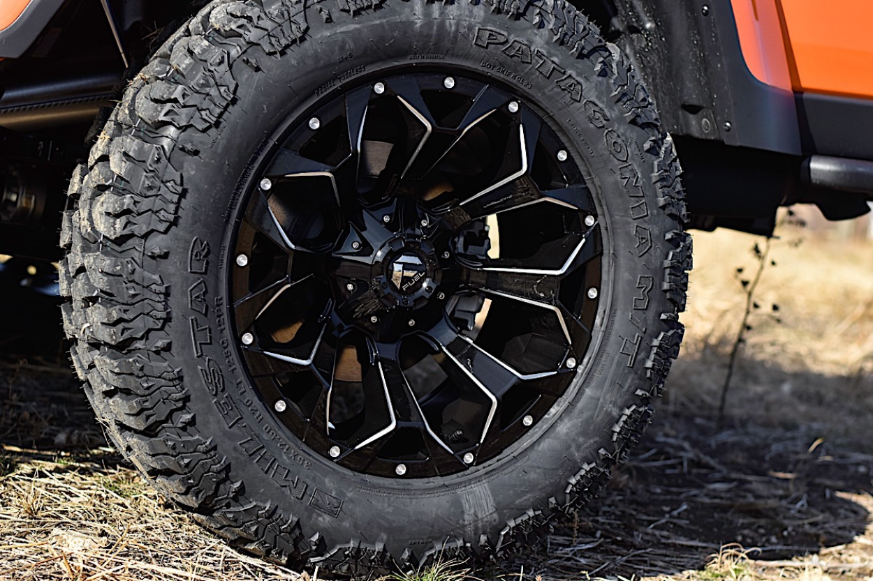 Jeep Gladiator JT Rubicon 20-tuumaisilla Fuel Assault -vanteilla varustettuna