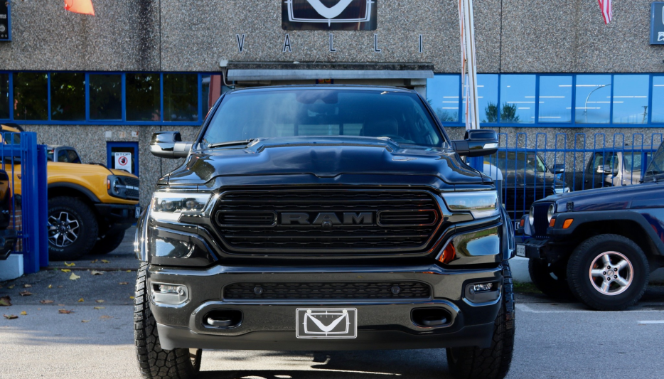 Ram 1500 DT Limited Night Edition con cerchi Fuel Flame Bronze 2 Step by Vallistore