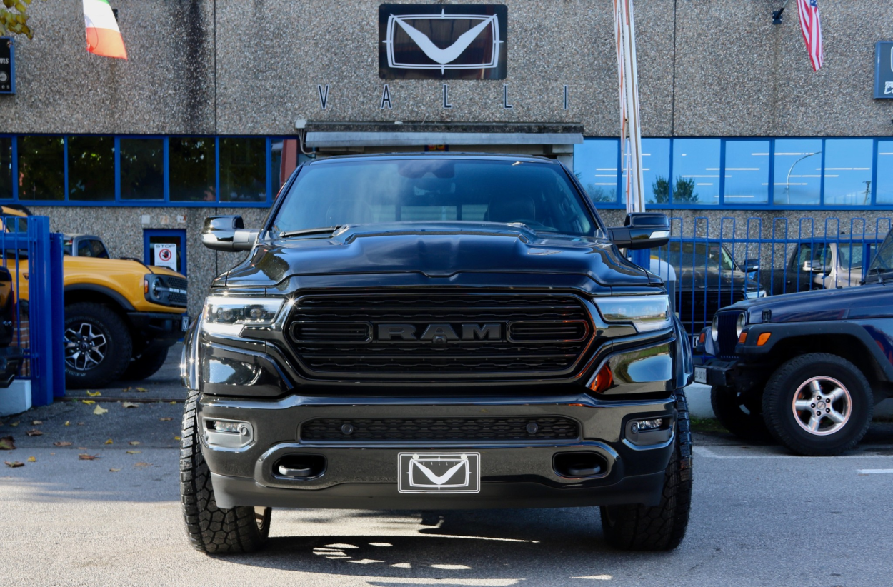 Ram 1500 DT Limited Night Edition con cerchi Fuel Flame Bronze 2 Step by Vallistore