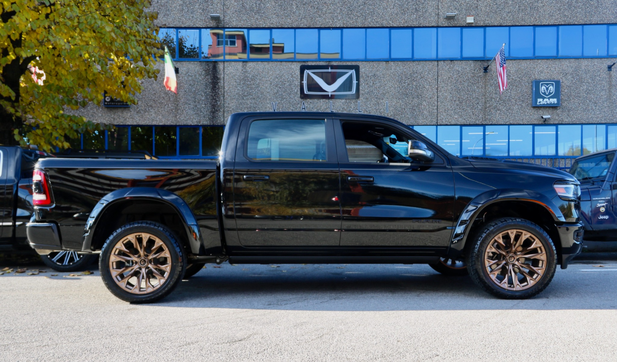 Ram 1500 DT Limited Night Edition con cerchi Fuel Flame Bronze 2 Step by Vallistore