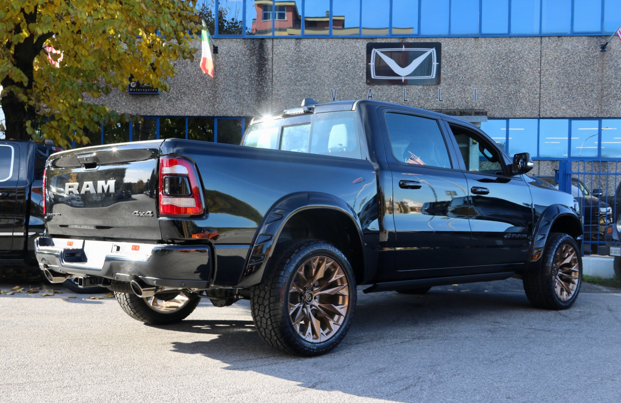 Ram 1500 DT Limited Night Edition con cerchi Fuel Flame Bronze 2 Step by Vallistore