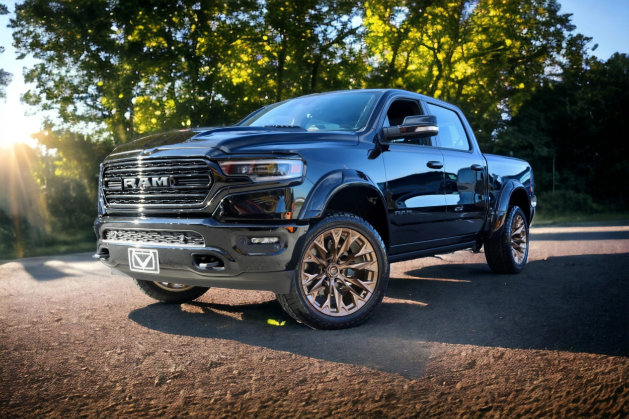 Ram 1500 DT Limited Night Edition con cerchi Fuel Flame Bronze 2 Step by Vallistore