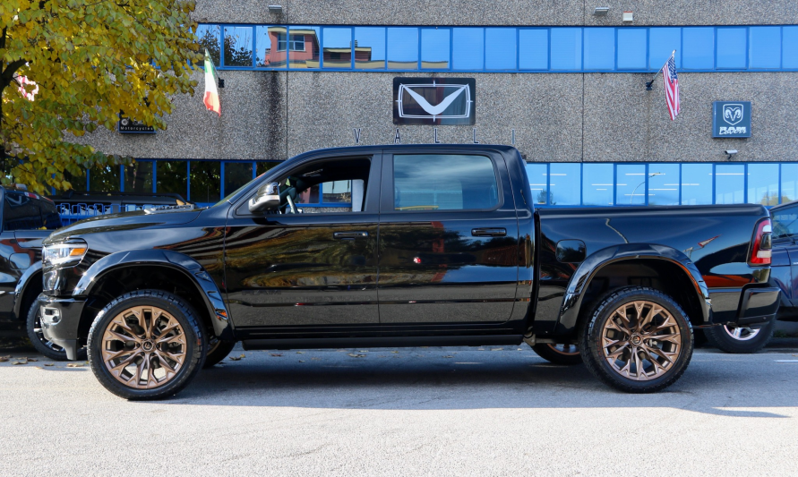 Ram 1500 DT Limited Night Edition con cerchi Fuel Flame Bronze 2 Step by Vallistore