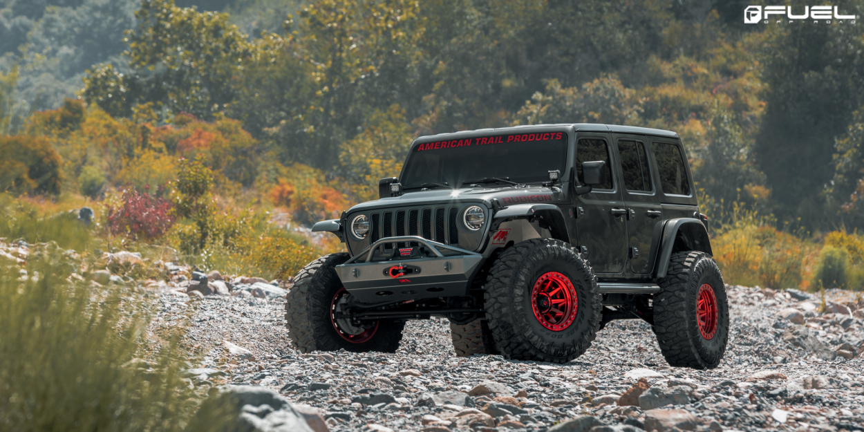 Jeep Wrangler JK con Cerchi Fuel Covert rossi