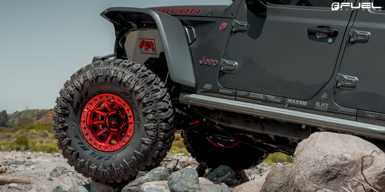 Jeep Wrangler JK con Cerchi Fuel Covert rossi