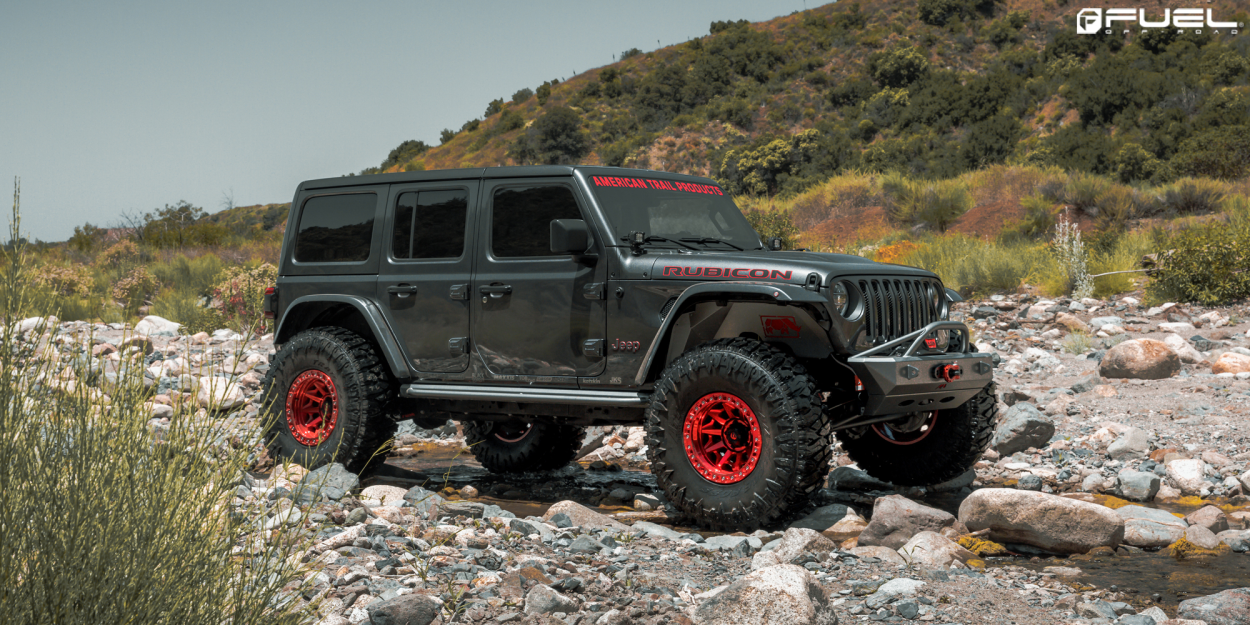 Jeep Wrangler JK con Cerchi Fuel Covert rossi