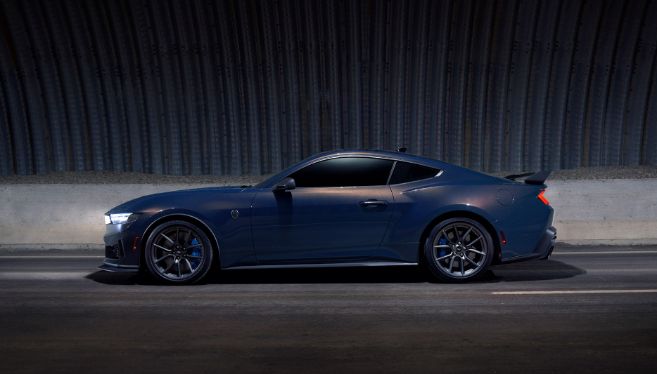 Ford Mustang Dark Horse Coupé Premium 2025 – V8 507 CV, Interni Recaro e Spoiler Aerodinamico