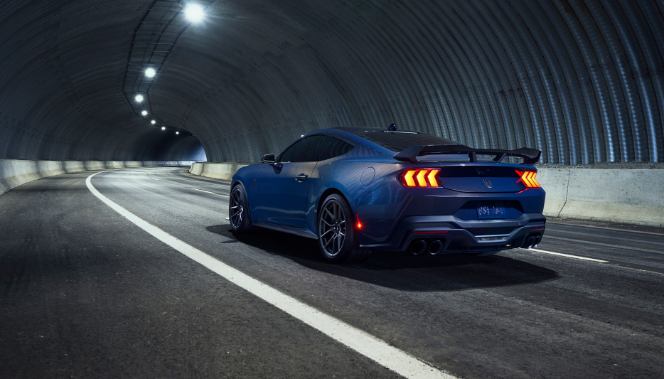 Ford Mustang Dark Horse Coupé Premium 2025 – V8 507 CV, Interni Recaro e Spoiler Aerodinamico