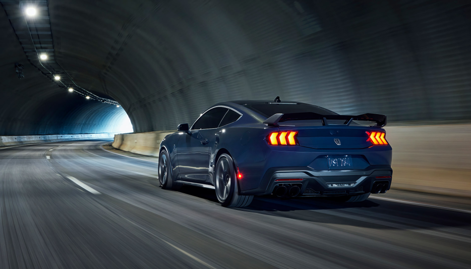 Ford Mustang Dark Horse Coupé Premium 2025 – V8 507 CV, Interni Recaro e Spoiler Aerodinamico
