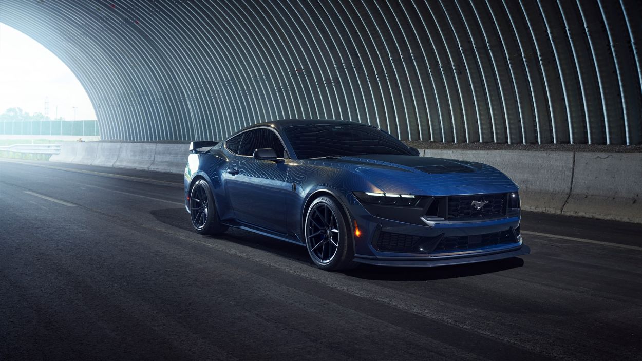 Ford Mustang Dark Horse Coupe Premium 2025 - V8 507 hv, Recaro-sisustus ja aerodynaaminen spoileri.