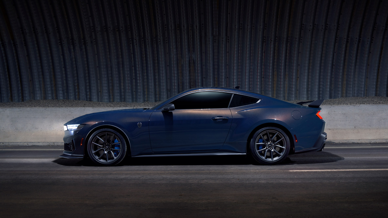 Ford Mustang Dark Horse Coupe Premium 2025 - V8 507 hv, Recaro-sisustus ja aerodynaaminen spoileri.