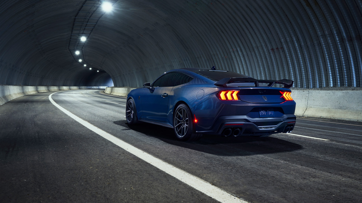 Ford Mustang Dark Horse Coupe Premium 2025 - V8 507 hv, Recaro-sisustus ja aerodynaaminen spoileri.