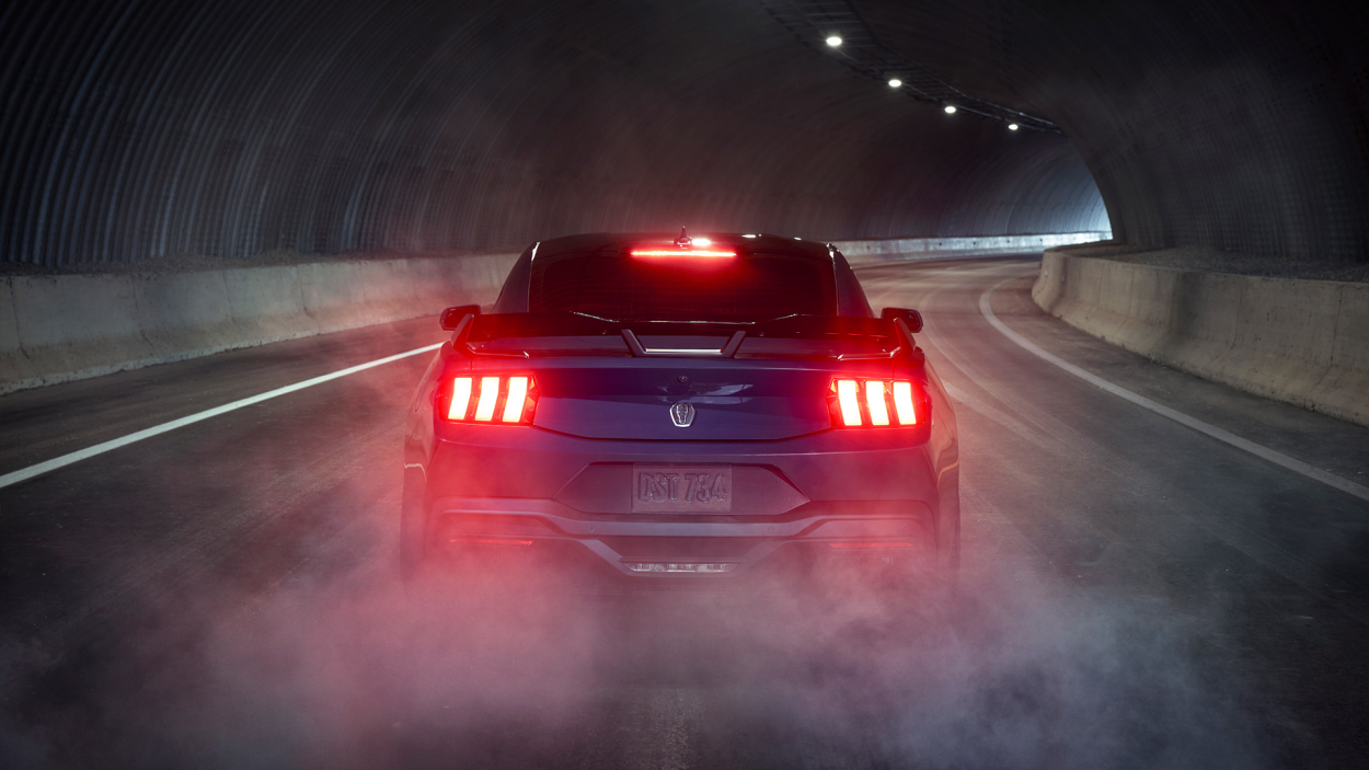 Ford Mustang Dark Horse Coupe Premium 2025 - V8 507 hv, Recaro-sisustus ja aerodynaaminen spoileri.