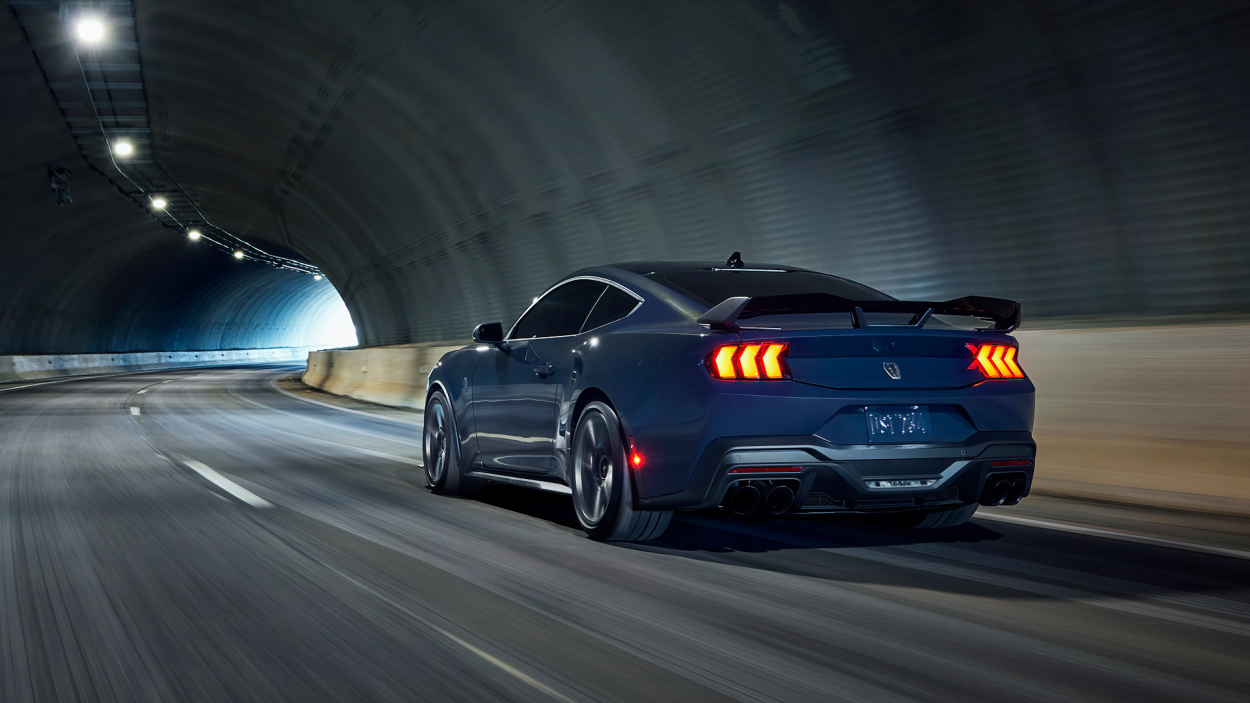 Ford Mustang Dark Horse Coupe Premium 2025 - V8 507 hv, Recaro-sisustus ja aerodynaaminen spoileri.
