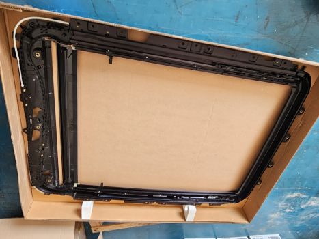 68566889AB Mopar (SUNROOF FRAME)
