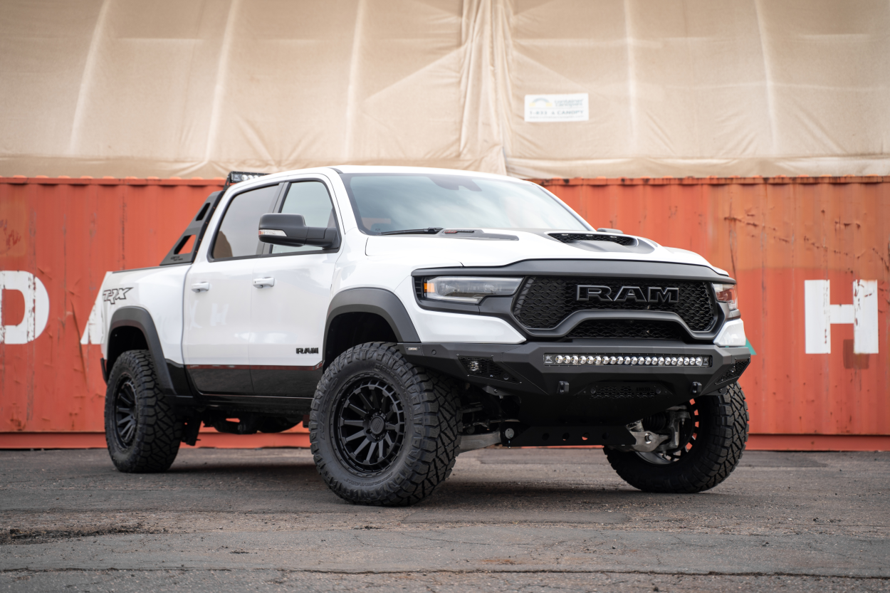 Ram 1500 TRX med Gravoso Add Stealth Fighter-støtfanger og Black Rhino Raid-felger