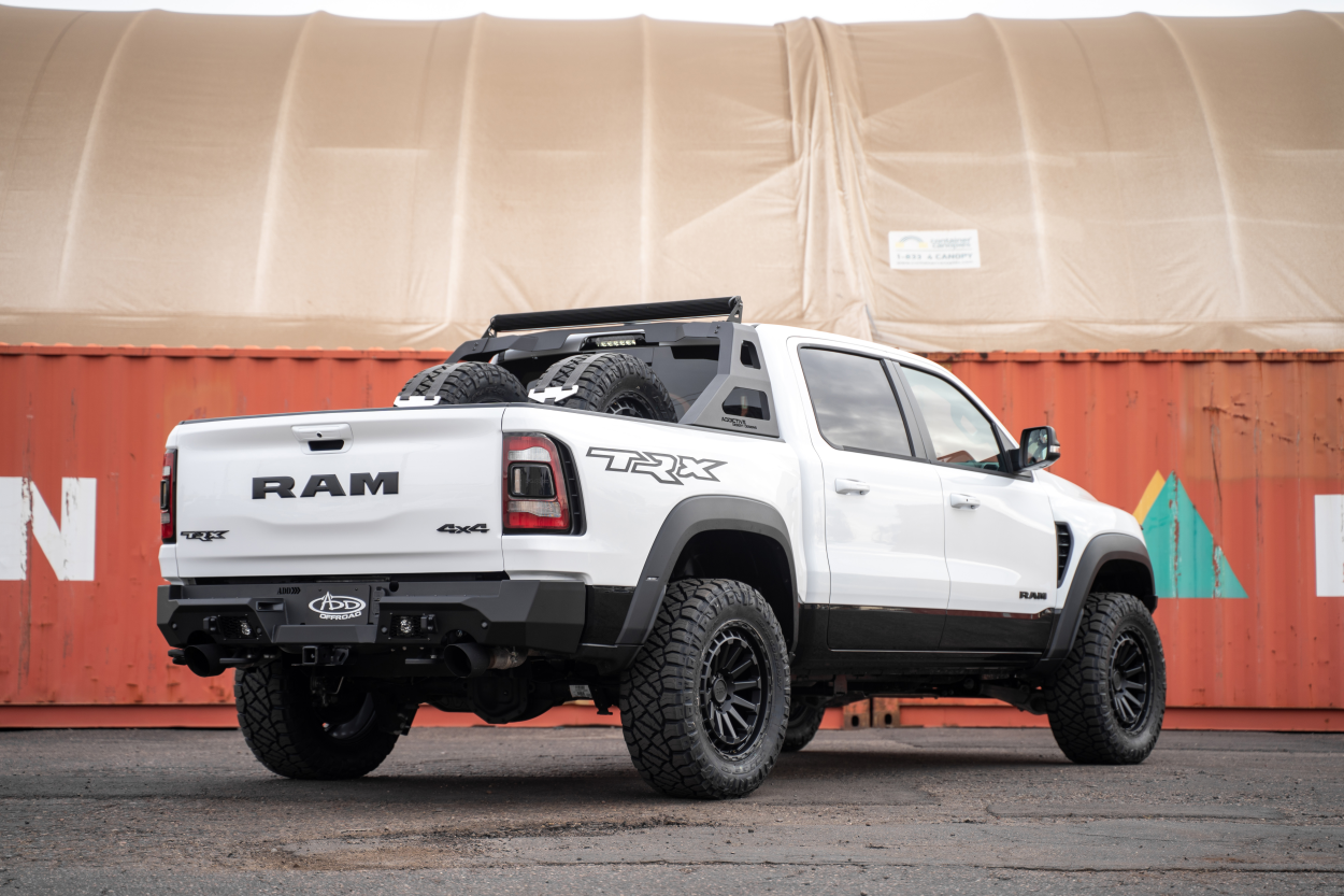 Ram 1500 TRX med Gravoso Add Stealth Fighter-støtfanger og Black Rhino Raid-felger