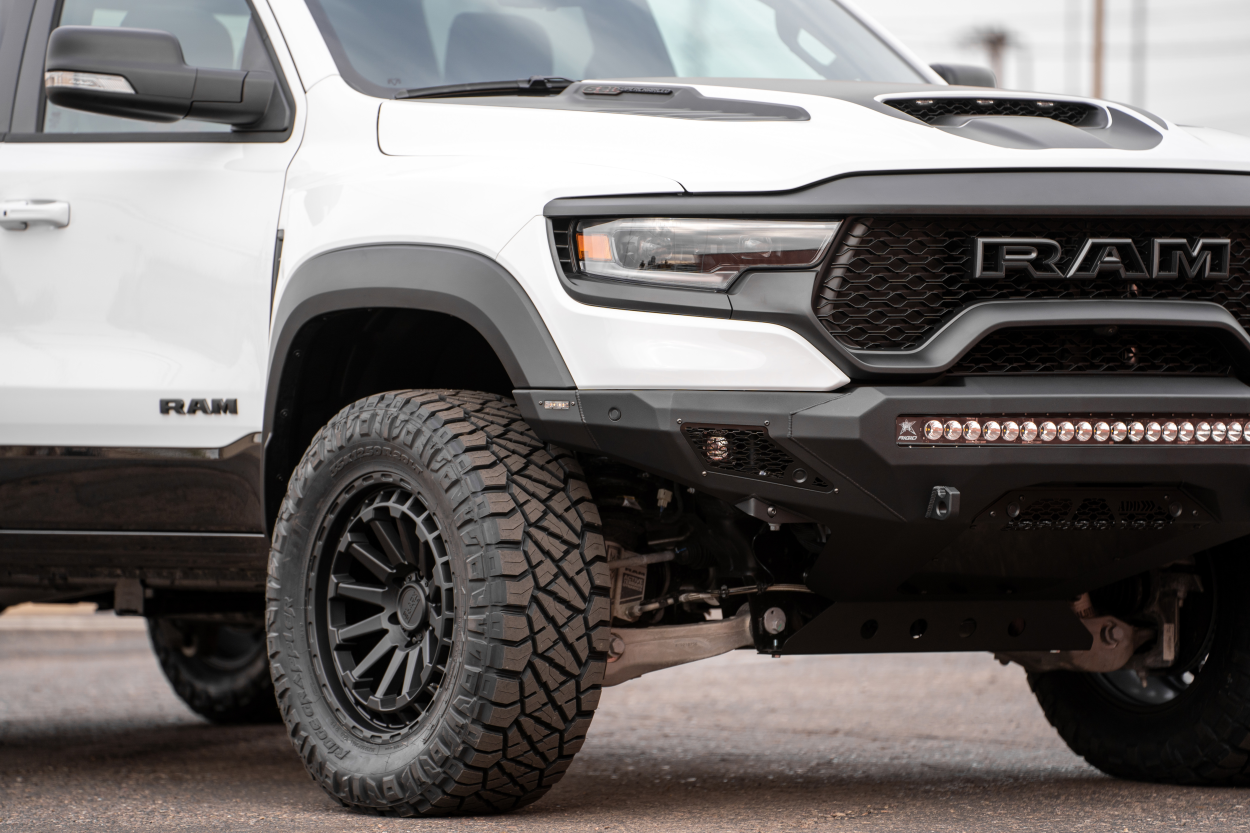 Ram 1500 TRX med Gravoso Add Stealth Fighter-støtfanger og Black Rhino Raid-felger