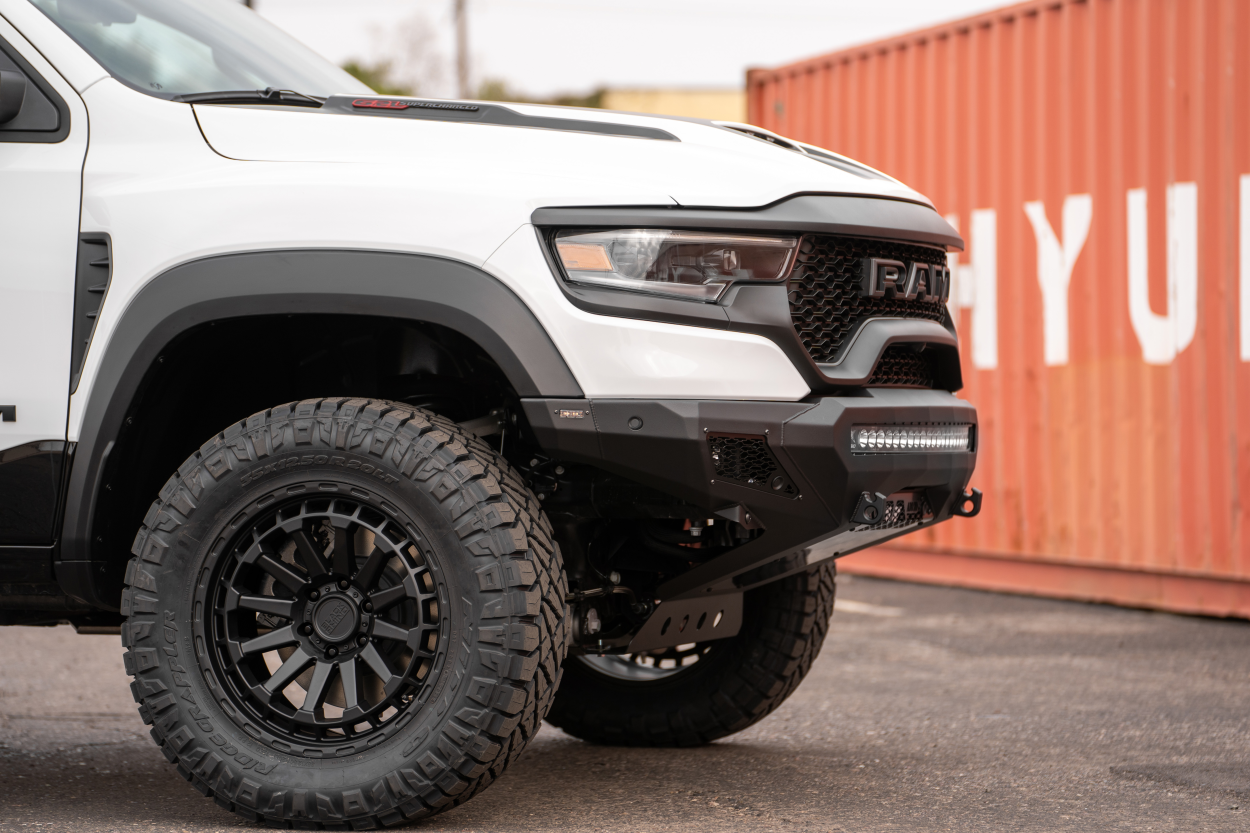 Ram 1500 TRX med Gravoso Add Stealth Fighter-støtfanger og Black Rhino Raid-felger