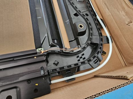 68566889AB Mopar (SUNROOF FRAME)