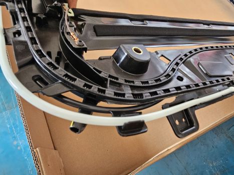 68566889AB Mopar (SUNROOF FRAME)