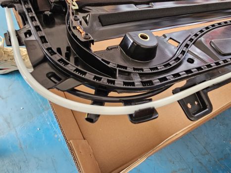 68566889AB Mopar (SUNROOF FRAME)