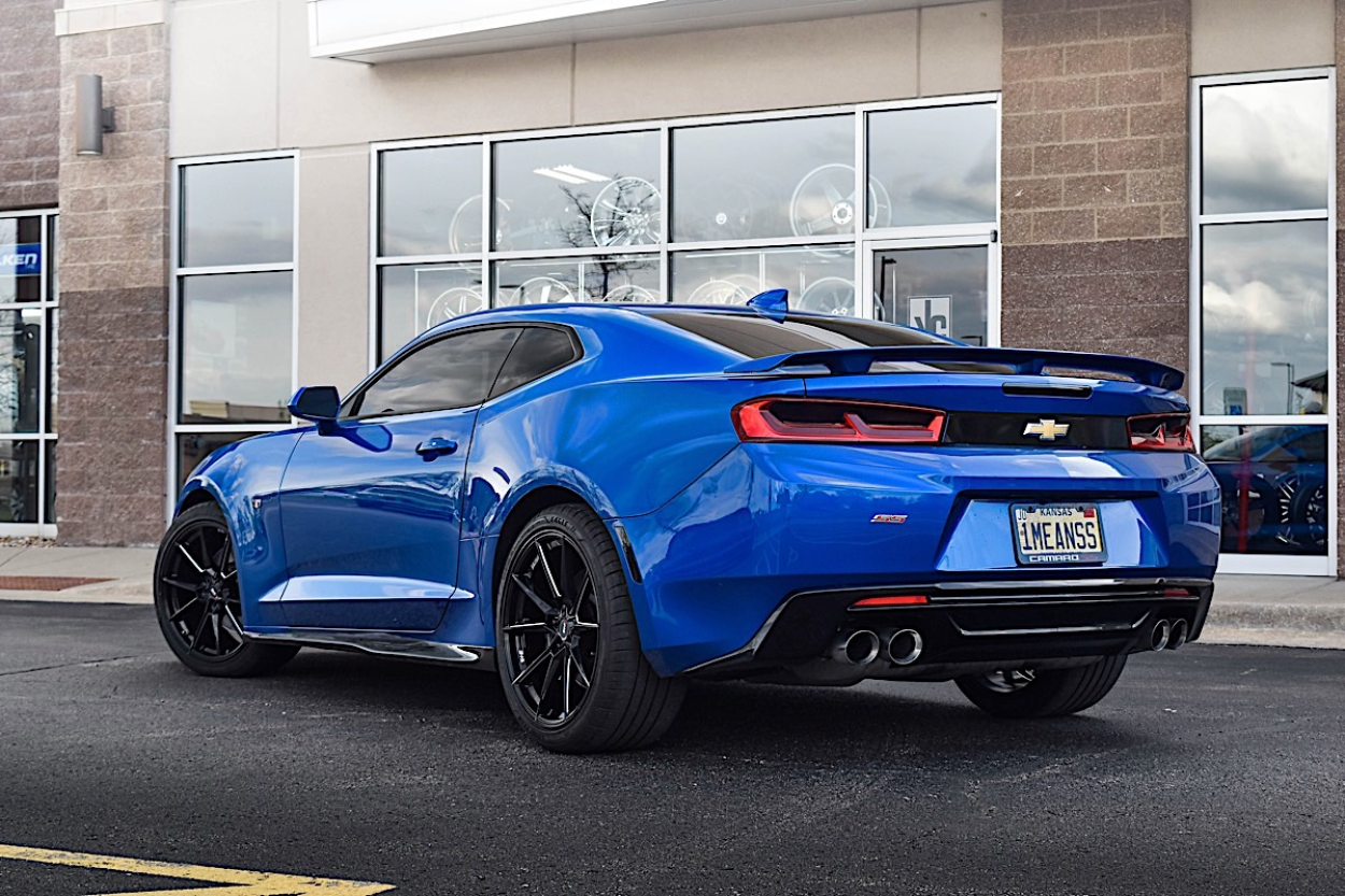 Chevrolet Camaro 2018 Llantas 20x9 delanteras 20x10 traseras Savini SV-F4