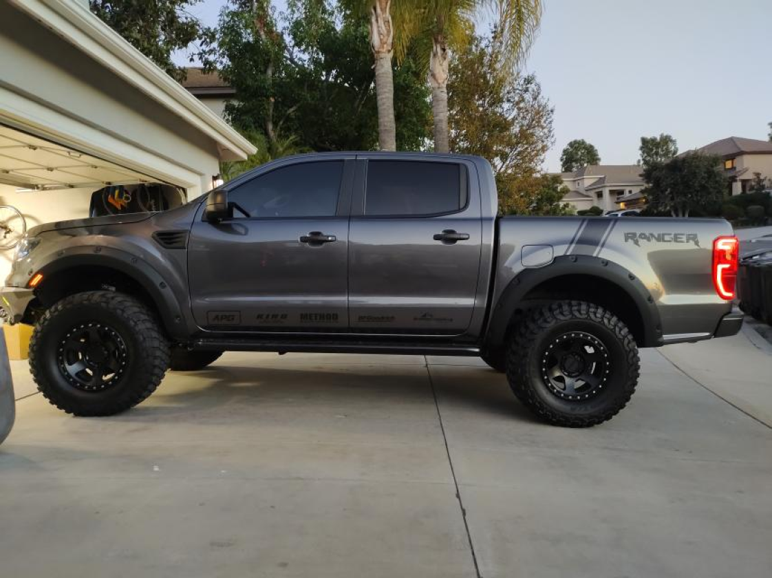 Ford Ranger T8 med Rough Country-skjermbeskyttere og 3,5-tommers løftesett