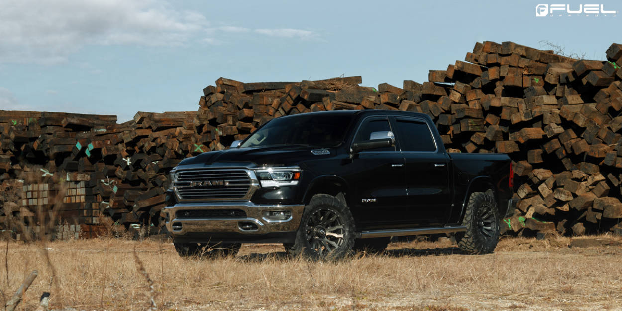 Ram 1500 Dt mit Fuel Blitz 20-Zoll-Felgen